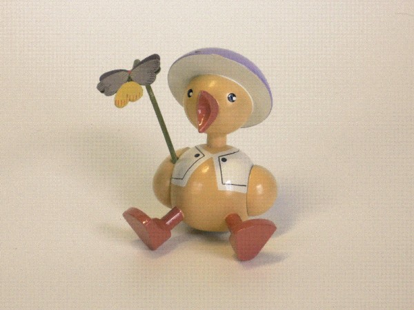 Küken mit Stiefmütterchen