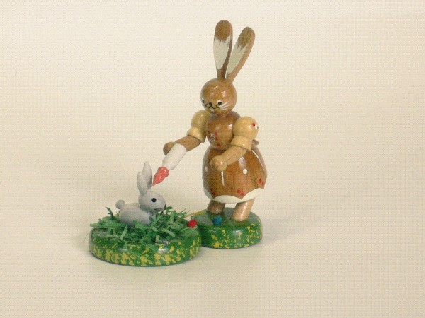 Hasenmädchen mit Baby