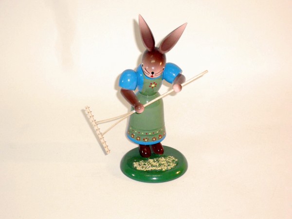 Hasenfrau mit Rechen